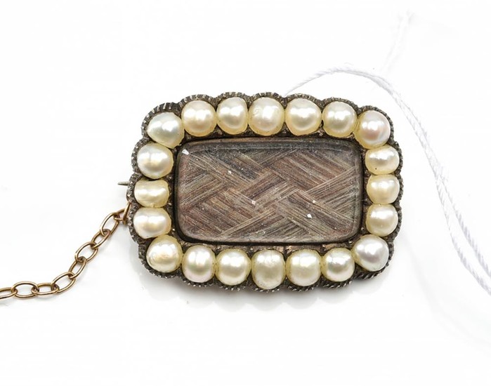A SEED PEARL MOURNING BROOCH WITH HAIR DETAIL, IN 9CT GOLD, DATED 1843