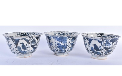 A SET OF THREE CHINESE KRAAK PORCELAIN BLUE AND WHITE SCALLO...