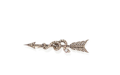 A SILVER-TOPPED GOLD AND DIAMOND ARROW BROOCH