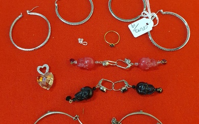 A SMALL QUANTITY OF COSTUME JEWELLERY