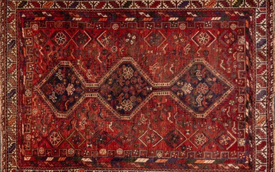 A Shiraz hand knotted wool rug, 4’10 1/2” x 6’11”