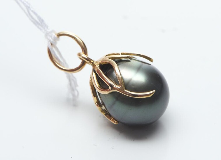 A TAHITIAN PEARL PENDANT IN ABSTRACT STYLE BALE IN 20CT GOLD, THE PEARL MEASURING 13.0MM
