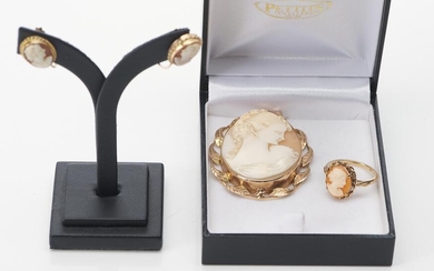 A VINTAGE CAMEO JEWELLERY SUITE IN 9CT GOLD, COMPRISING A PENDANT, A PAIR OF SCREW BACKS EARRINGS AND A RING, SIZE N, TOTAL WEIGHT 1...