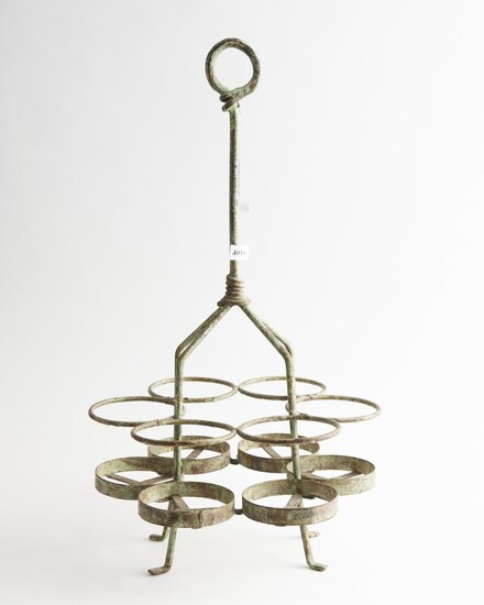 A VINTAGE WROUGHT IRON BOTTLE STAND, 61 CM HIGH, LEONARD JOEL LOCAL DELIVERY SIZE: SMALL