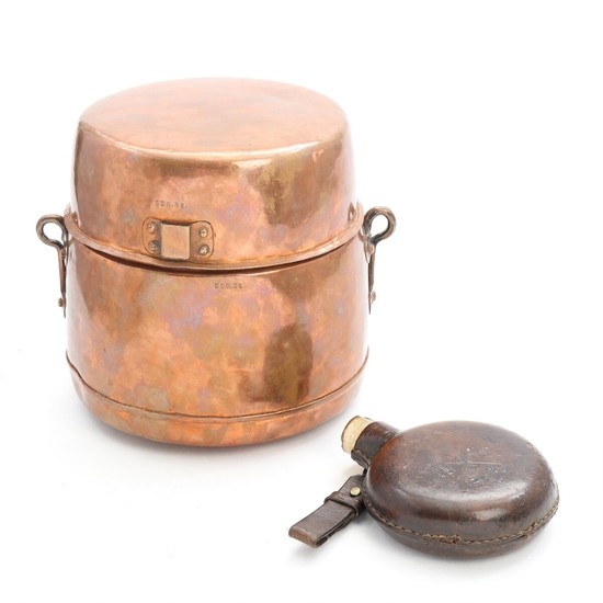 A copper military cooking pot. Stamped 5 DR.3E. And a Danish canteen in leather carrier. 18th-19th century. H. 26. Diam. 23 and H. 19 cm. (2)