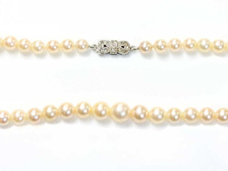 A single row graduated cultured pearl necklace