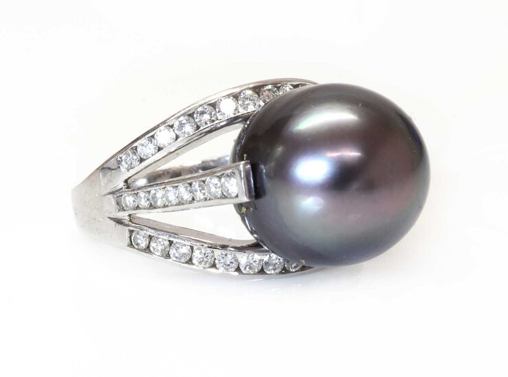 A white gold single stone cultured Tahitian pearl ring