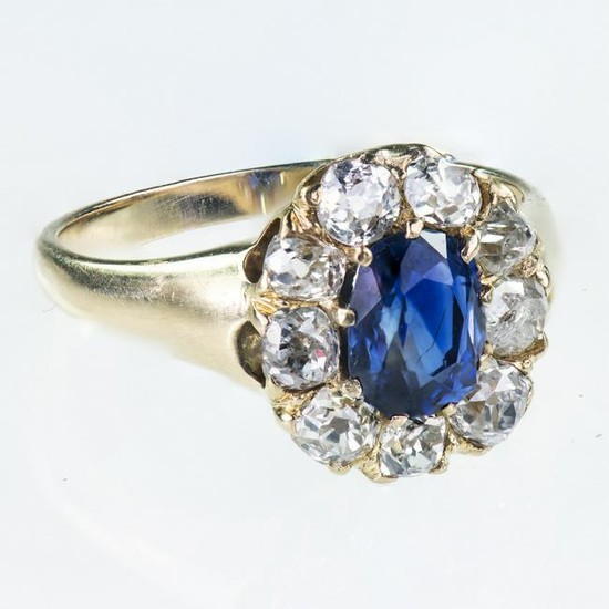 AN 18CT YELLOW GOLD SAPPHIRE AND DIAMOND CLUSTER RING