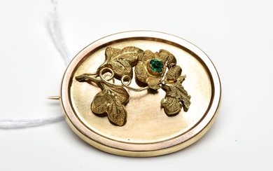 AN ANTIQUE OVAL BROOCH WITH GREEN STONE AND GLAZED PANEL TO REVERSE, IN 15CT GOLD