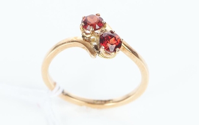 AN ANTIQUE 'TOI ETE MOI' GARNET RING IN 15CT GOLD, STAMPED PROUD, SIZE L, 2.1GMS