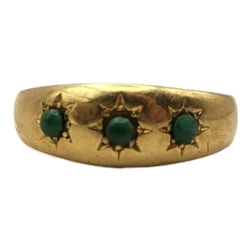 AN EARLY 20TH CENTURY 18CT GOLD AND TURQUOISE THREE STONE RI...