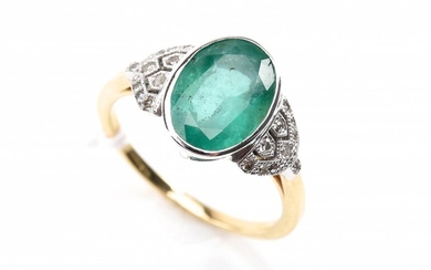 AN EMERALD AND DIAMOND DRESS RING IN 18CT GOLD, RING SIZE O, 3.7GMS