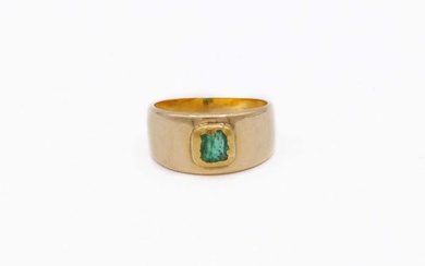 Anello in oro con smeraldo centrale Peso 4,07 grammi...