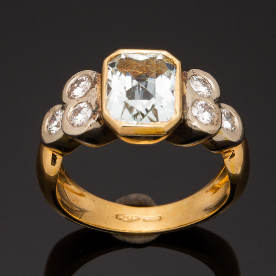 Aquamarine ring with brilliant cut diamonds