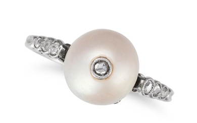BAGUE EN PERLE ET DIAMANT sertie d'une perle de 9,8 mm sertie d'un diamant taillé...