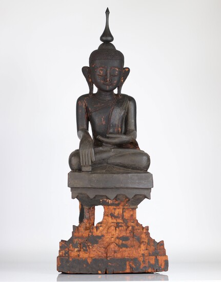 BIRMANIE -Thaïlande Bouddha En bois érodé « Bhûmisparsha-mudrâ ». XVIIIème