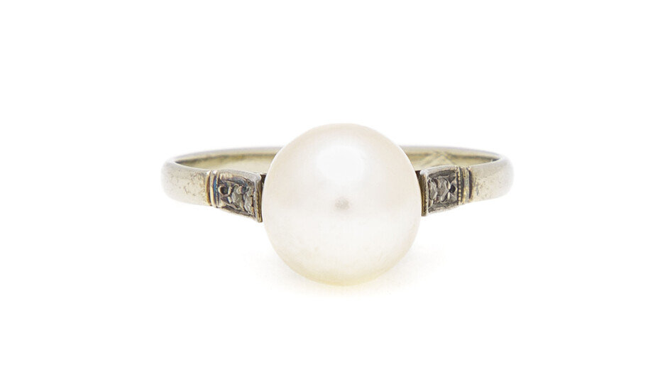 Bague début XXe s., or gris 750 sertie d'une perle blanche épaulée de diamants facettés