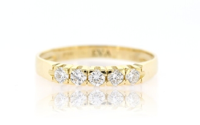 Bague en or jaune massif 18 carats ornée de 5 diamants de synthèse ronds brillants...
