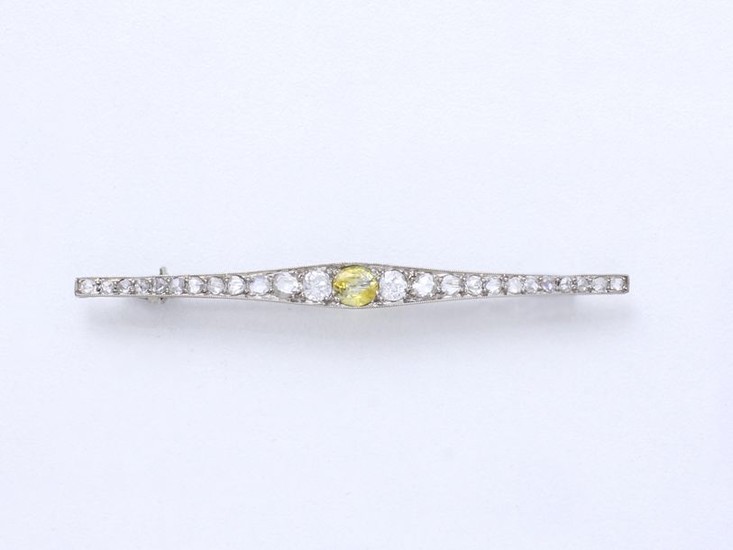 Barrette brooch in 750 thousandths white gold, centred...