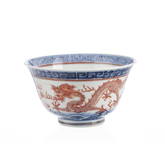 Bol en porcelaine, Chine, XXe s., décor bleu et rouge de dragons, h. 6,5 cm, diam. 11,5 cm