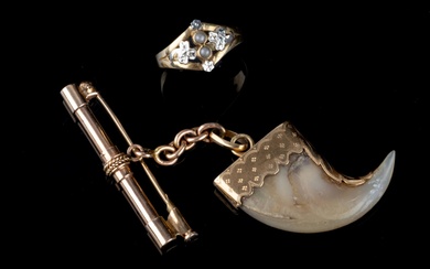 Broche en or jaune 18 carats (soit 750/1000e) ornée d'un pendentif monté griffe de lion,...