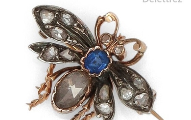 Brooch " Mouche " in gold and silver, adorned with an oval sapphire edged with brilliant-cut diamonds, one of which is larger. Work of the 19th century. Dimensions : 2,5 x 2 cm. P. Brut : 4,2 g.