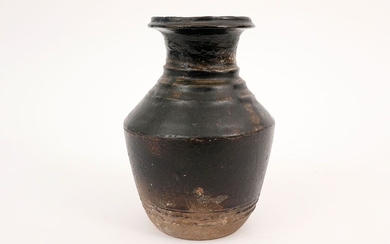 CAMBODJA - 12°/13° EEUW Khmer grafvondst in de vorm van een vaas in gelazuurd aardewerk...
