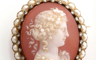 CAME BROCHURE on agate in 750 thousandths pink gold and silver, twenty-eight rose-cut diamonds and twenty-eight pearls (untested). Pin clasp. Gross weight: 23 g Dimensions: 4.0 x 3.5 cm An agate cameo, natural pearl, diamond, silver and pink gold brooch.