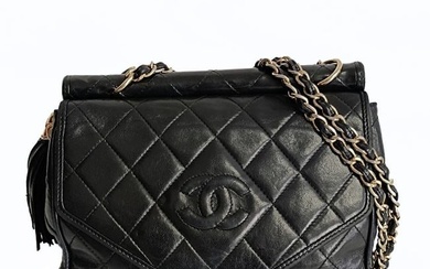 CHANEL Camera shoulder bag with fringe in black quilted leather