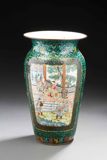 CHINE Vase en émaux de Canton peint sur... - Lot 16 - Delon - Hoebanx