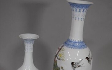 CHINE, XXème siècle Deux vases en porcelaine...