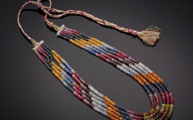 COLLIER composé de cinq rangs de saphirs multicolores, montés sur fil de soie, en légère...