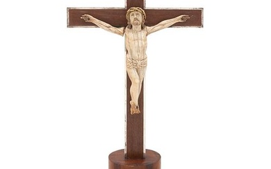 CRISTO CRUCIFICADO. ORIGEN HISPANO-FILIPINO, SIGLO XVIII. Talla en marfil sobre cruz de madera.