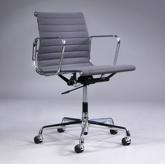 Charles Eames. Office chair, EA-117 in grey hopsak