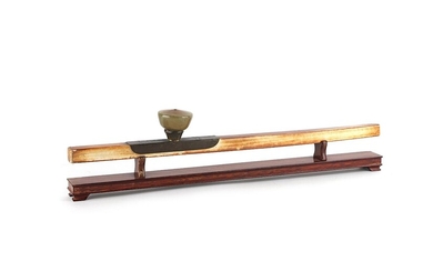 Chine, 19e siècle Rare pipe à opium en ivoire sculpté à section carrée, le réceptacle...