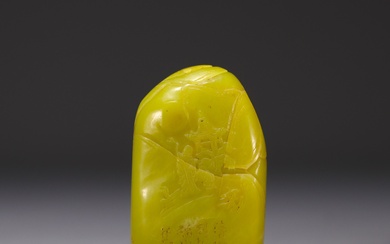 Chine - Sceau en pierre jaune sculptée de personnage dans un paysage et gravée d'un...
