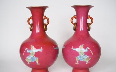 Chine, XIXe siècle, Paire de vases de forme balustre en porcelaine, à décor en émaux...