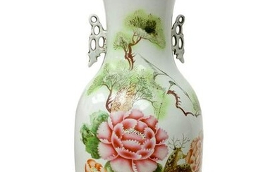 Chinese porcelain vase depicting floral decoration on