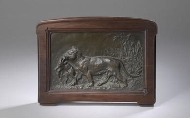 Christophe FRATIN (1801-1864) Lionne emportant un chevreau Bas-relief en bronze à patine brune. Porte l’estampille...