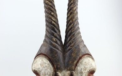 Cimier Janiforme Idoma, Nigéria Afrique. Un exceptionnel cimier Idoma-Ungulali Janus à double corne. Ce masque...