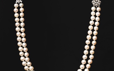Collier composé d'un double rang de perles de culture d'environ 9.5 mm, agrémenté d'un fermoir...