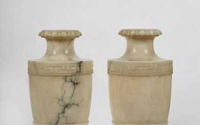 Coppia di vasi in alabastro. XX secolo