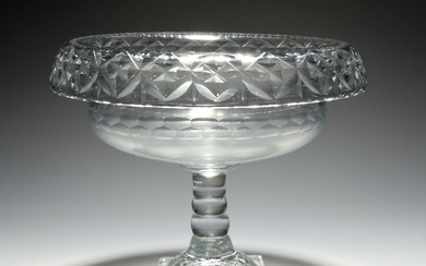Coupe ou centre de table en verre taillé irlandais, 19e siècle, la coupe circulaire avec...