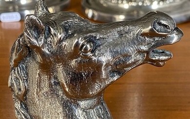 Décapsuleur Gucci en métal argenté, figurant une tête de cheval