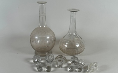 Deux carafes en cristal et verre dont une gravée d'une guirlande feuillagée. H. 22,5 et...