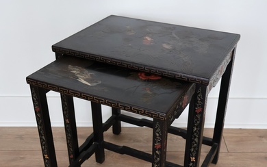 Deux tables gigognes en bois laqué, Chine, moderne, à décor de branches fleuries, canards, oiseaux...