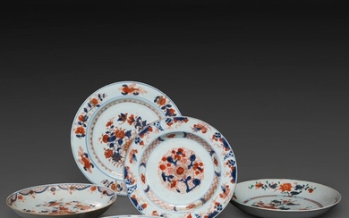 ENSEMBLE DE QUATRE ASSIETTES ET UN PETIT PLAT en porcelaine dite "Imari chinois", comprenant trois assiettes creuses, dont une...