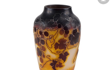 ÉTABLISSEMENTS GALLÉ (1904-1936) Ampélopsis Important vase balustre à très large col annulaire. Épreuve en verre...