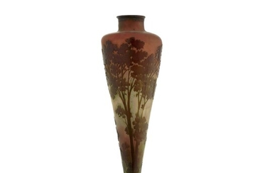 ÉTABLISSEMENTS GALLÉ (1904-1936) Pied de lampe fuselé en verre multicouche brun sur fond vert, rose et satiné, à décor gravé à l'a...