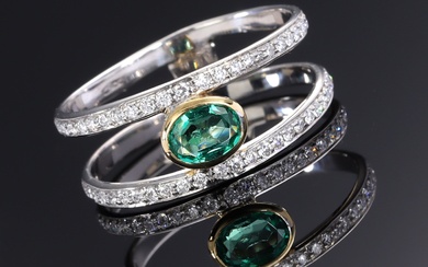 Emerald and diamond ring of 18 kt. two-tone gold, total approx. 0.65 ct.